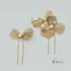 Zwei goldfarbene Haarnadeln mit Blüten, Perlen und Kristallen – Vornelbride