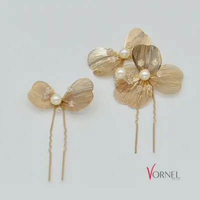 Zwei goldfarbene Haarnadeln mit Blüten, Perlen und Kristallen – Vornelbride