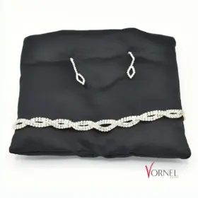 Detail Strass Halskette und Ohrringe auf Samtkissen – Vornelbride