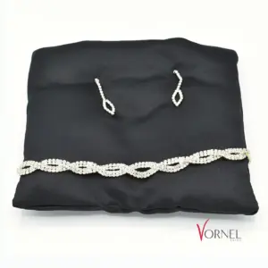 Detail Strass Halskette und Ohrringe auf Samtkissen – Vornelbride