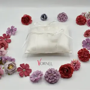 Ringkissen aus Satin mit Perlen und Schleifen – Vornelbride