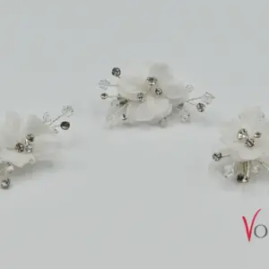 Detail Schleppnadeln mit Blüten und Kristallen – Vornelbride