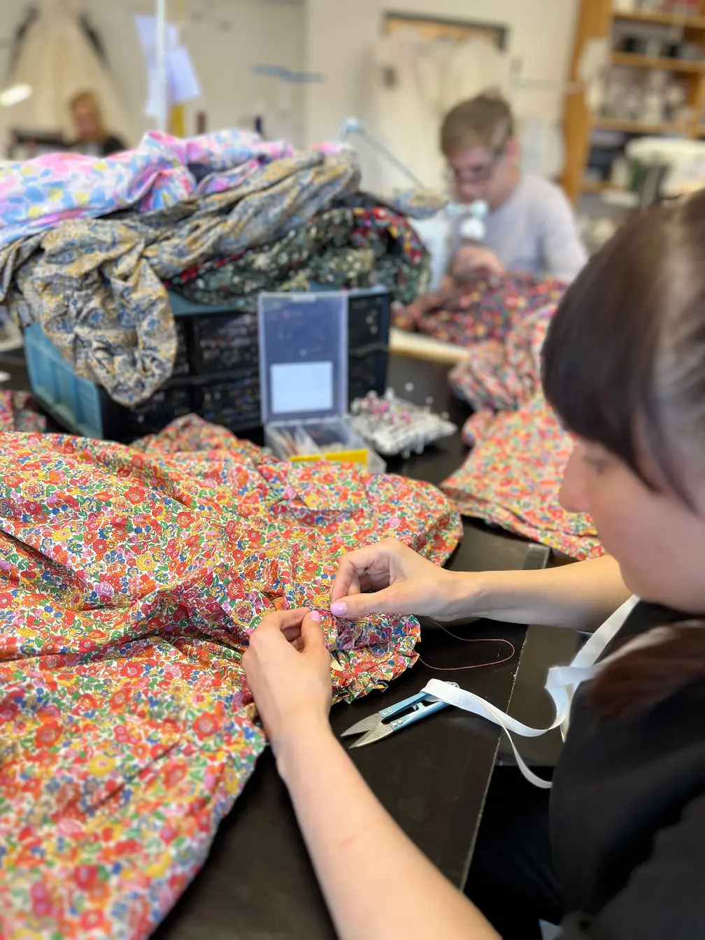 Handarbeit im Atelier – präzise Verarbeitung